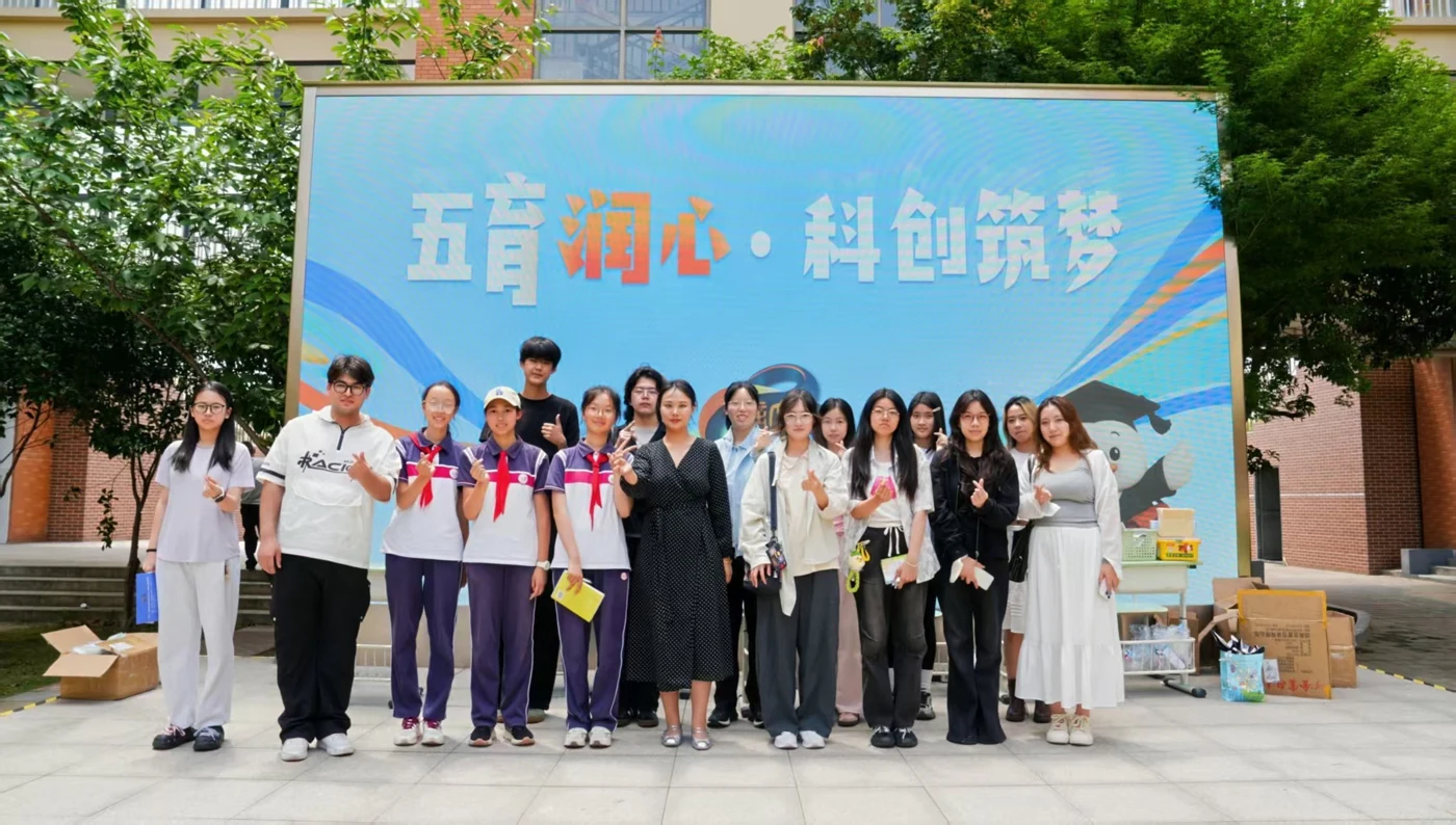 五育润心活动现场的团队合影